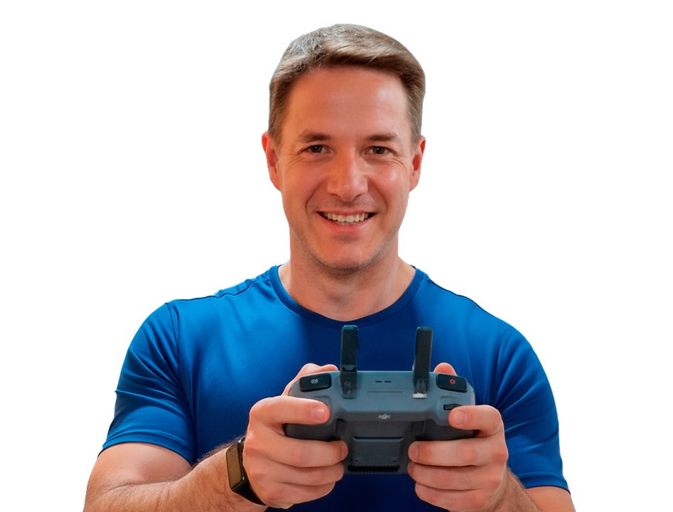 José Luis, instructor de Dron y Vídeo, con un mando de dron DJI