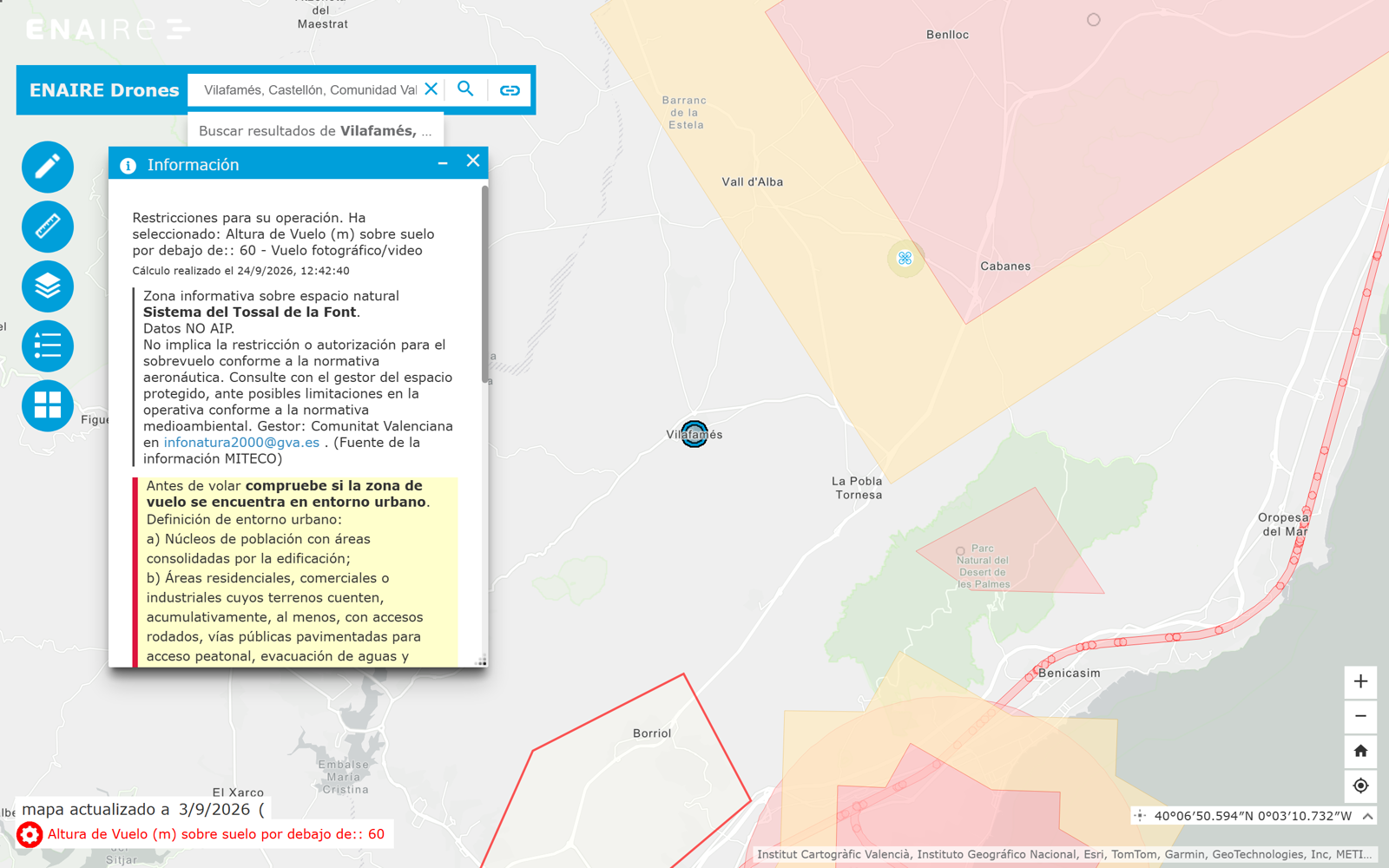 Visor ENAIRE Drones con la ventana de alertas de un vuelo fotográfico a 60 m junto a Vilafamés (Castellón): zona informativa de espacio natural con el correo de su gestor y aviso de entorno urbano